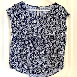 Rose & Rhyme Women’s blue/white floral short sleeve blouse large